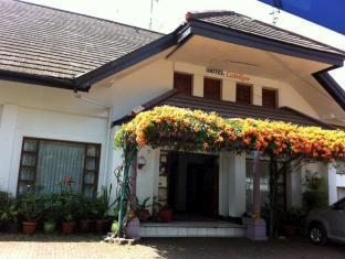 Catellya Guest House Cipaku Bandung Exterior photo